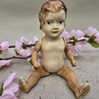 patineret-keramik-lille-gammel-dukke-bevægelige-arme-ben-maerket-OPA